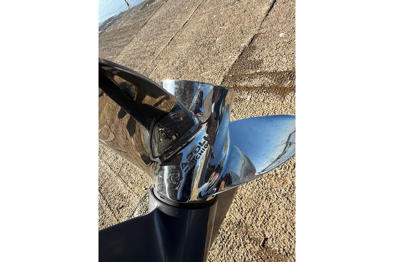 Slide: The Image of Yamaha four-stroke engine on 2023 Stingray 192 DC boat by a lakeside. - 55