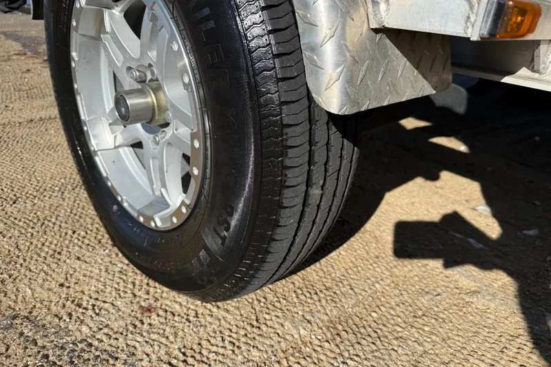 Slide: The Image of Pressure gauge on a 2023 Stingray 192 DC boat, displaying psi and kPa readings. - 71
