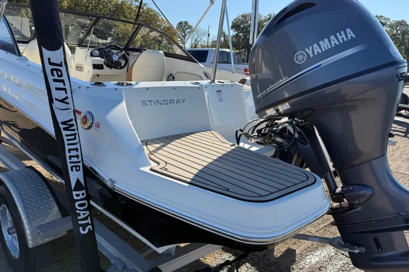 Slide: The Image of Pressure gauge reading on a 2023 Stingray 192 DC boat, Yamaha engine visible. - 74