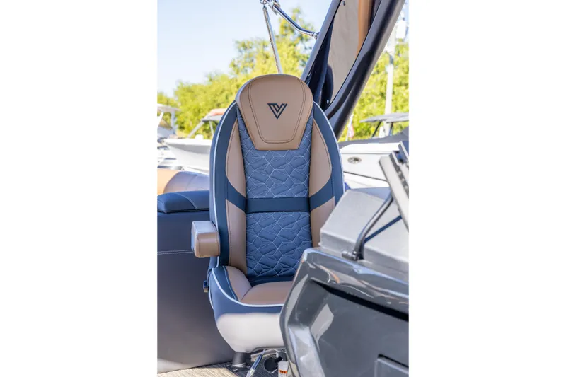 Slide: The Image of Luxurious Viaggio Diamante UWA 2026 boat seat with elegant design and premium materials. - 12
