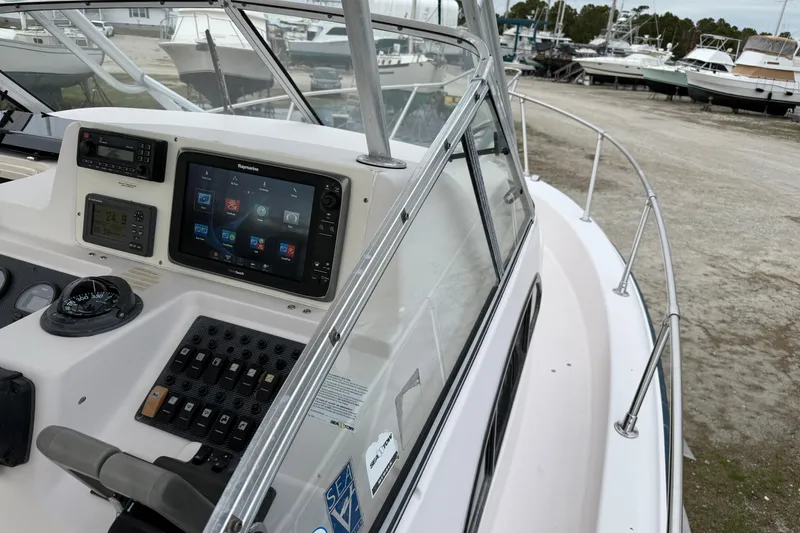 Slide: The Image of 2002 Grady-White Sailfish 282 boat with twin Yamaha engines on display. - 32