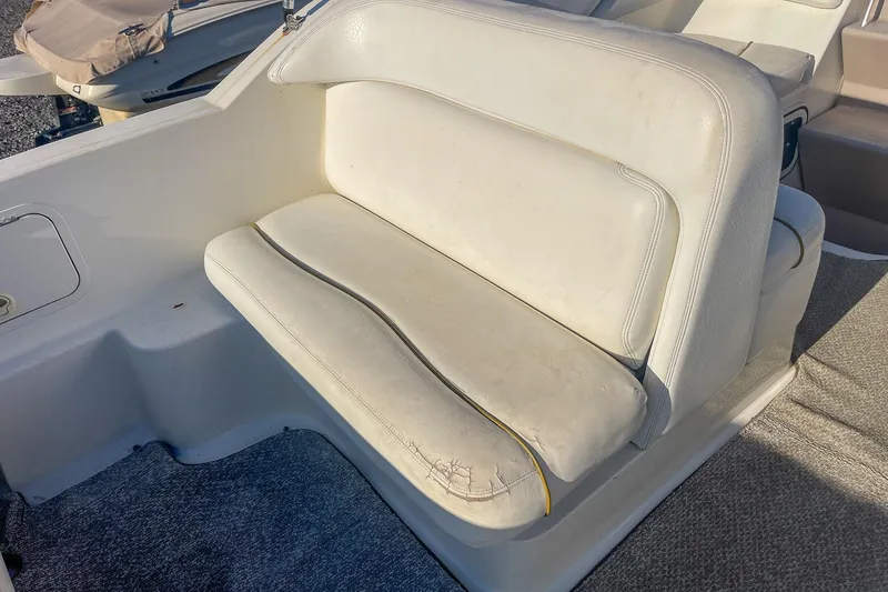 Slide: The Image of White seating area on a 2000 Sea Ray 260 Sundancer boat. - 17