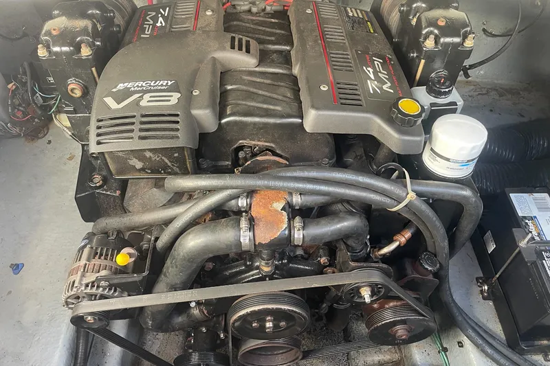 Slide: The Image of Mercury MerCruiser V8 engine in a 2000 Sea Ray 260 Sundancer boat. - 27