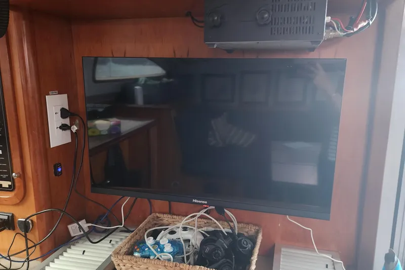 Slide: The Image of Entertainment setup on 2006 Maxim Yachts 57 with TV and electronics. - 45