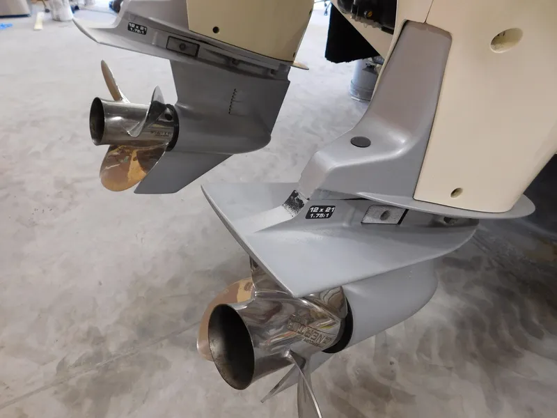 Slide: The Image of Regulator Marine 32 Center Console 2003 - 14