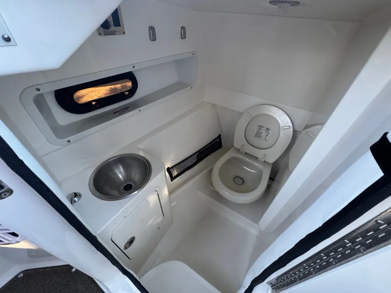 Slide: The Image of Sea Ray SDX 270 2016 - 17