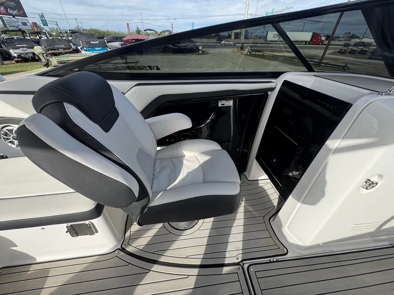 Slide: The Image of Yamaha 242 SE 2020 - 16