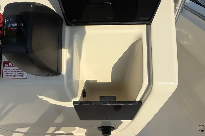 Slide: The Image of 2008 Scout 205 Sportfish boat console with Yamaha remote control. - 22