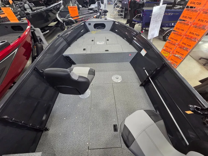 Slide: The Image of Crestliner 1650 Kodiak Tiller 2026 - 6