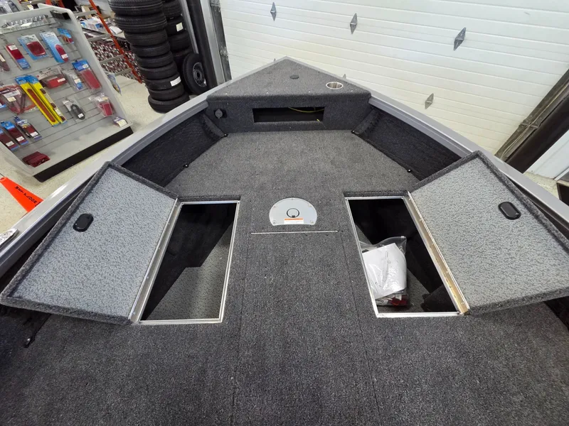 Slide: The Image of Crestliner 1650 Pro Tiller 2026 - 10