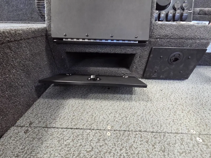 Slide: The Image of Crestliner 1650 Pro Tiller 2026 - 21