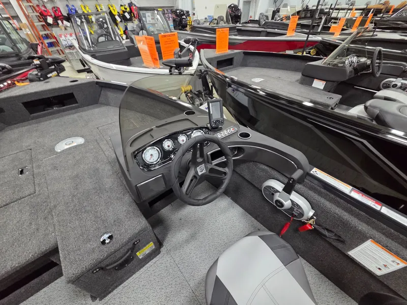 Slide: The Image of Crestliner 1650 Hawk 2026 - 12