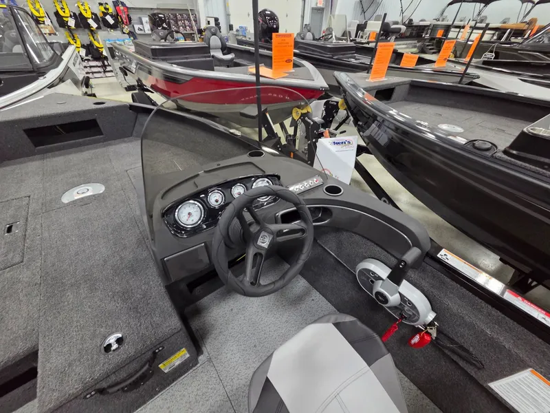 Slide: The Image of Crestliner 1750 Hawk 2026 - 12