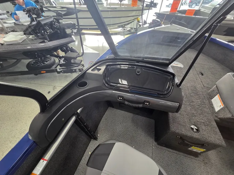 Slide: The Image of Crestliner 1750 Hawk 2026 - 13