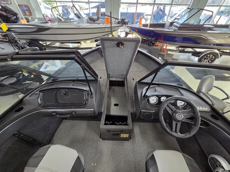 Slide: The Image of Crestliner 1750 Hawk 2026 - 10