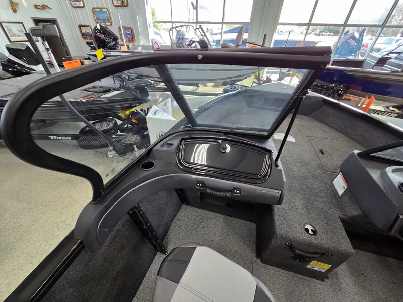 Slide: The Image of Crestliner 1750 Hawk 2026 - 14