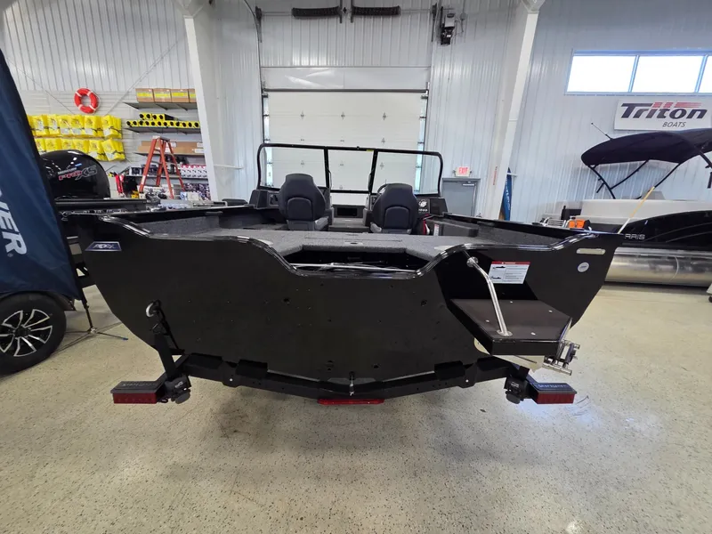 Slide: The Image of Crestliner 1750 Fish Hawk WT JS 2026 - 4