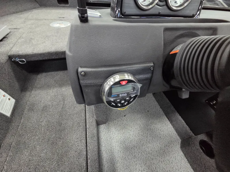 Slide: The Image of Crestliner 1750 Super Hawk 2026 - 24