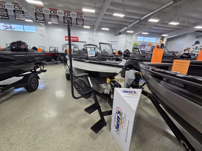 Slide: The Image of Crestliner 1750 Super Hawk 2026 - 3