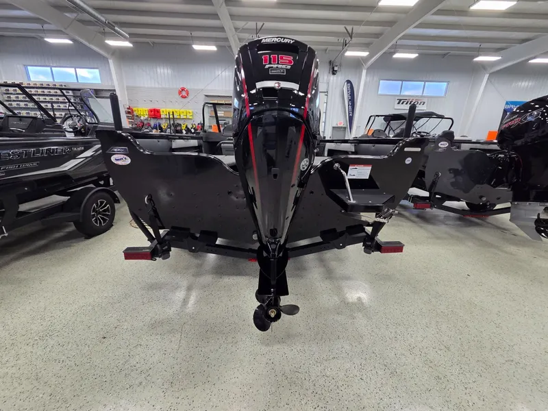 Slide: The Image of Crestliner 1750 Super Hawk 2026 - 6