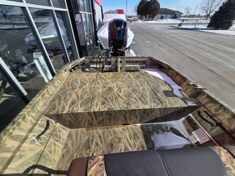 Slide: The Image of Crestliner 1870 RETRIEVER FWD 2026 - 7