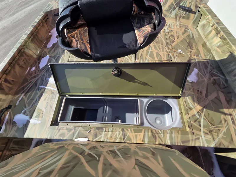 Slide: The Image of Crestliner 1870 RETRIEVER FWD 2026 - 8