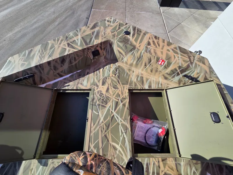 Slide: The Image of Crestliner 1870 RETRIEVER FWD 2026 - 9