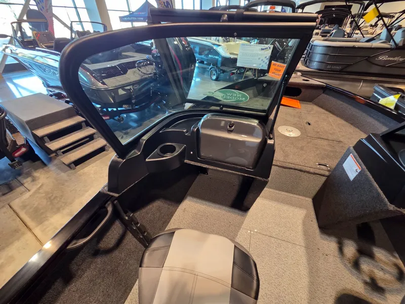 Slide: The Image of Crestliner 1850 Kodiak WT 2026 - 12