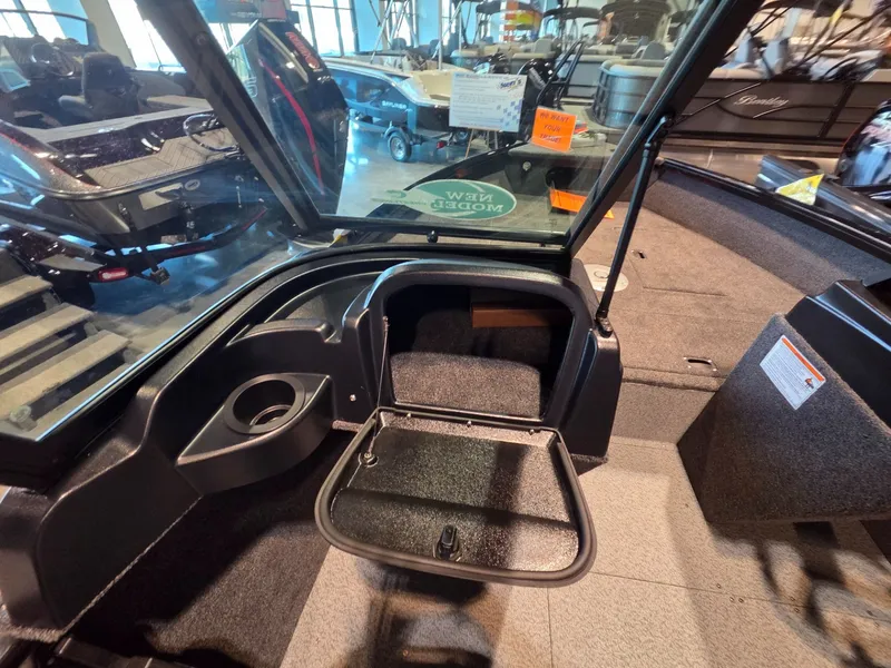 Slide: The Image of Crestliner 1850 Kodiak WT 2026 - 13