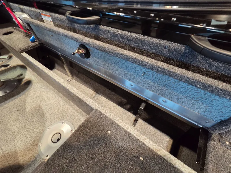 Slide: The Image of Crestliner 1850 Kodiak WT 2026 - 18