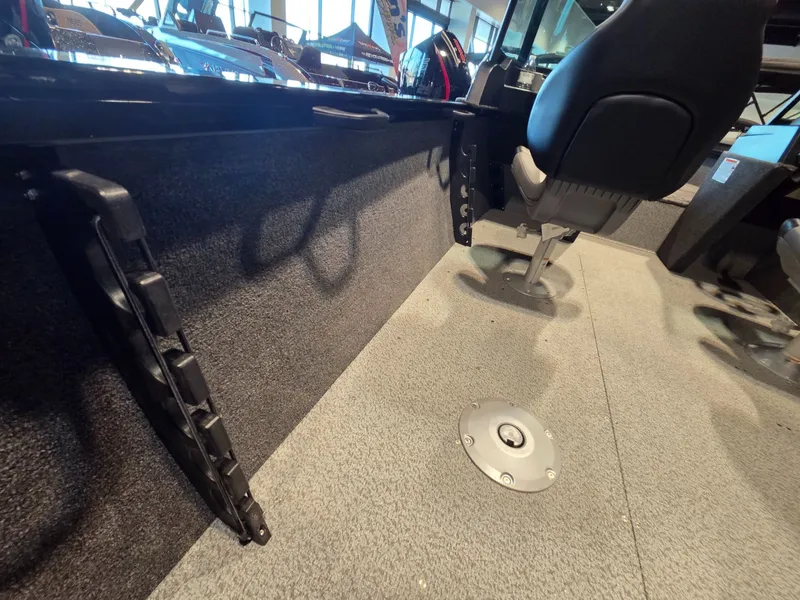 Slide: The Image of Crestliner 1850 Kodiak WT 2026 - 23