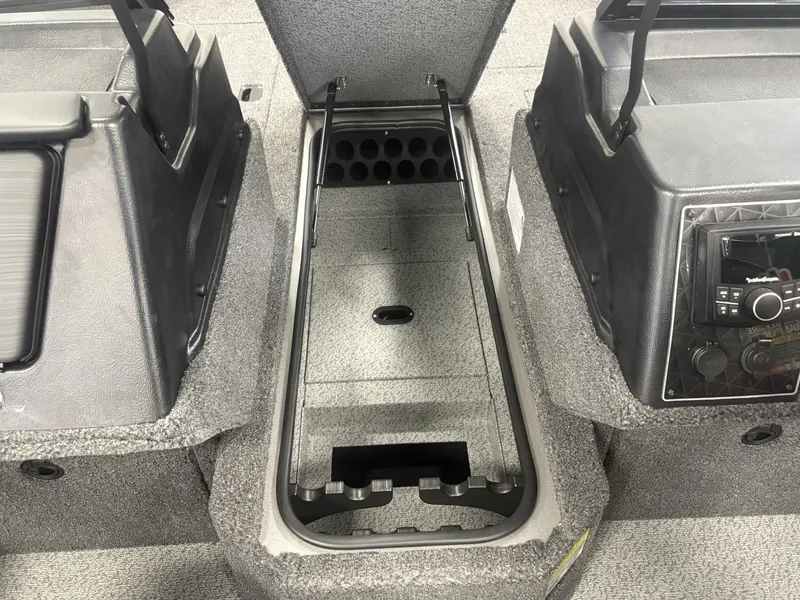 Slide: The Image of Crestliner 1850 Fish Hawk WT JS 2026 - 13