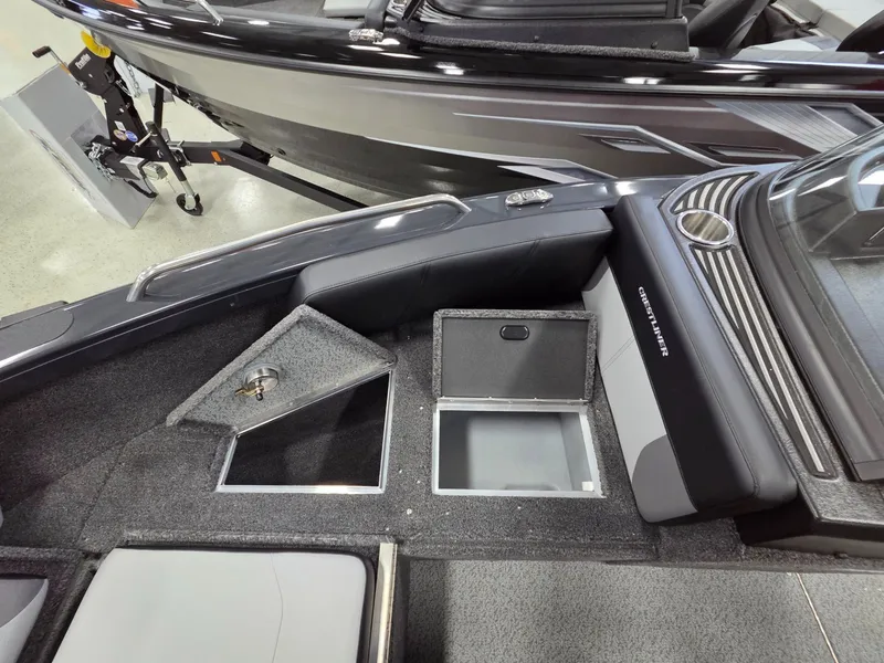 Slide: The Image of Crestliner 1850 Sportfish 2026 - 15