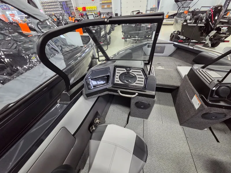 Slide: The Image of Crestliner 1850 Sportfish 2026 - 17