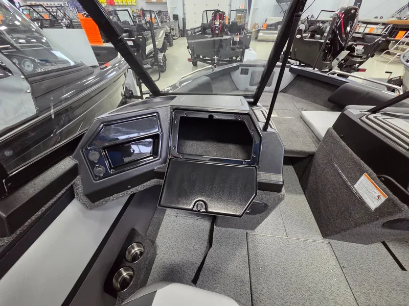 Slide: The Image of Crestliner 1850 Sportfish 2026 - 18