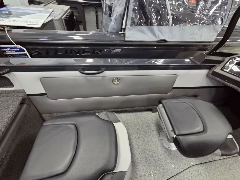 Slide: The Image of Crestliner 1850 Sportfish 2026 - 25