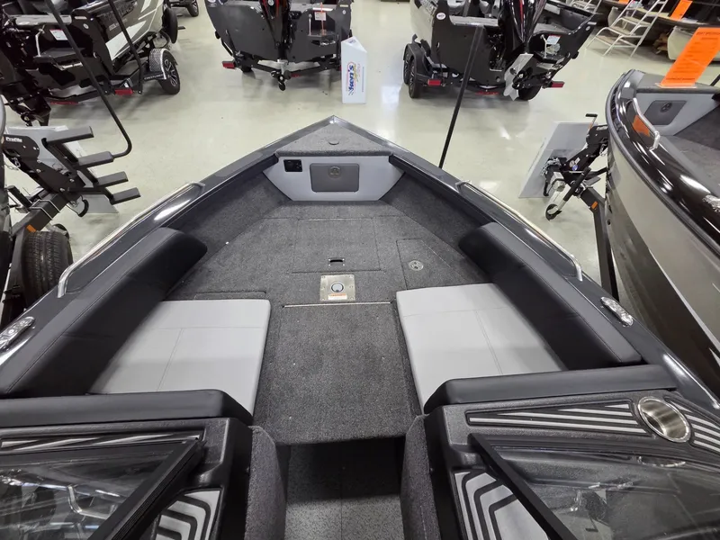 Slide: The Image of Crestliner 1850 Sportfish 2026 - 9