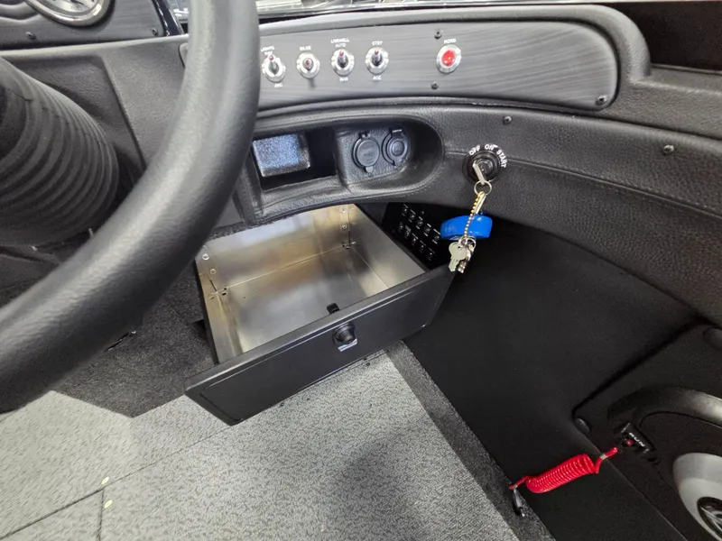 Slide: The Image of Crestliner 1950 Superhawk 2026 - 24