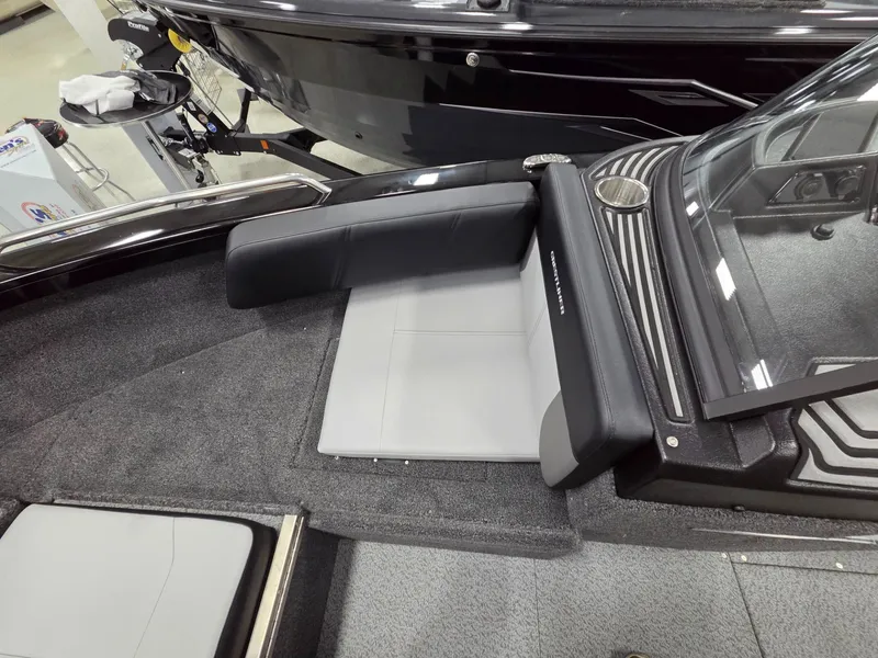 Slide: The Image of Crestliner 2050 Sportfish 2026 - 13