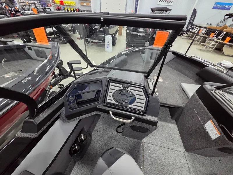 Slide: The Image of Crestliner 2050 Sportfish 2026 - 19