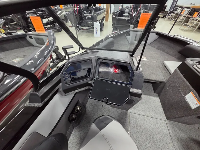 Slide: The Image of Crestliner 2050 Sportfish 2026 - 20