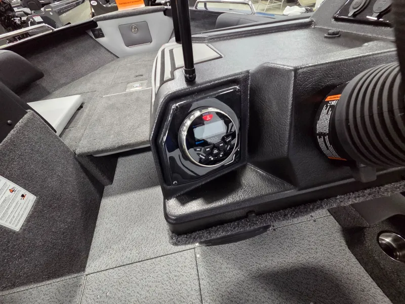 Slide: The Image of Crestliner 2050 Sportfish 2026 - 24