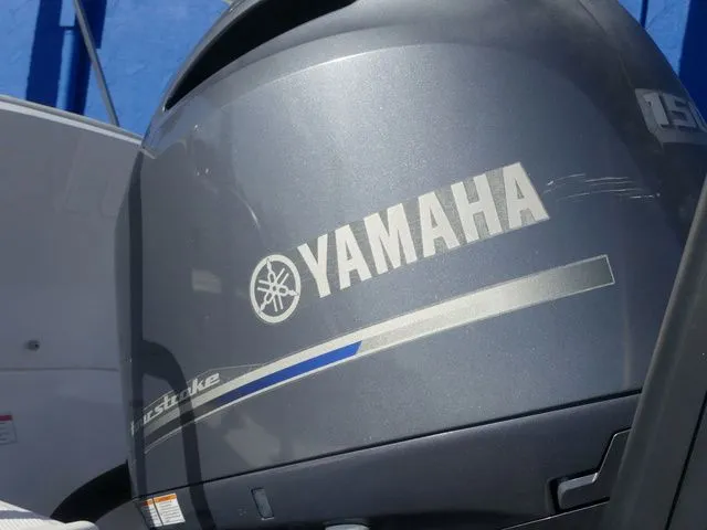 Slide: The Image of Robalo R207 Dual Console 2018 - 10