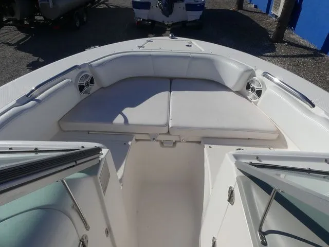 Slide: The Image of Robalo R207 Dual Console 2018 - 12