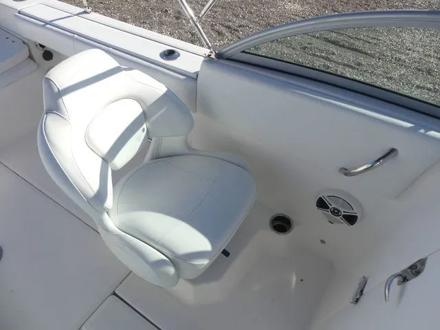 Slide: The Image of Robalo R207 Dual Console 2018 - 18