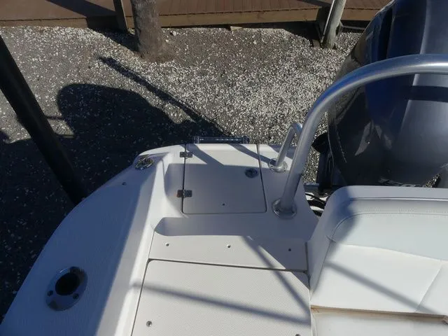 Slide: The Image of Robalo R207 Dual Console 2018 - 20