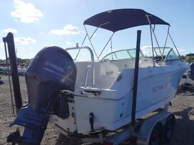 Slide: The Image of Robalo R207 Dual Console 2018 - 4