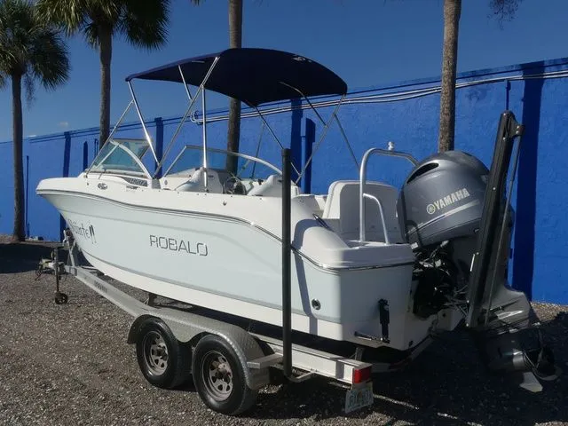 Slide: The Image of Robalo R207 Dual Console 2018 - 6