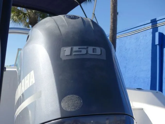 Slide: The Image of Robalo R207 Dual Console 2018 - 9