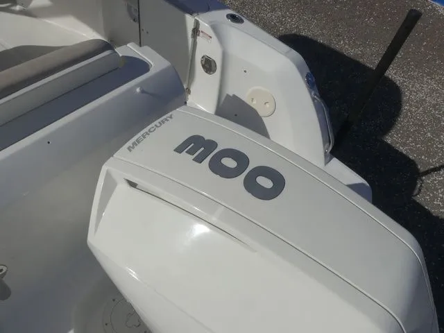 Slide: The Image of Boston Whaler 230 Vantage 2016 - 10